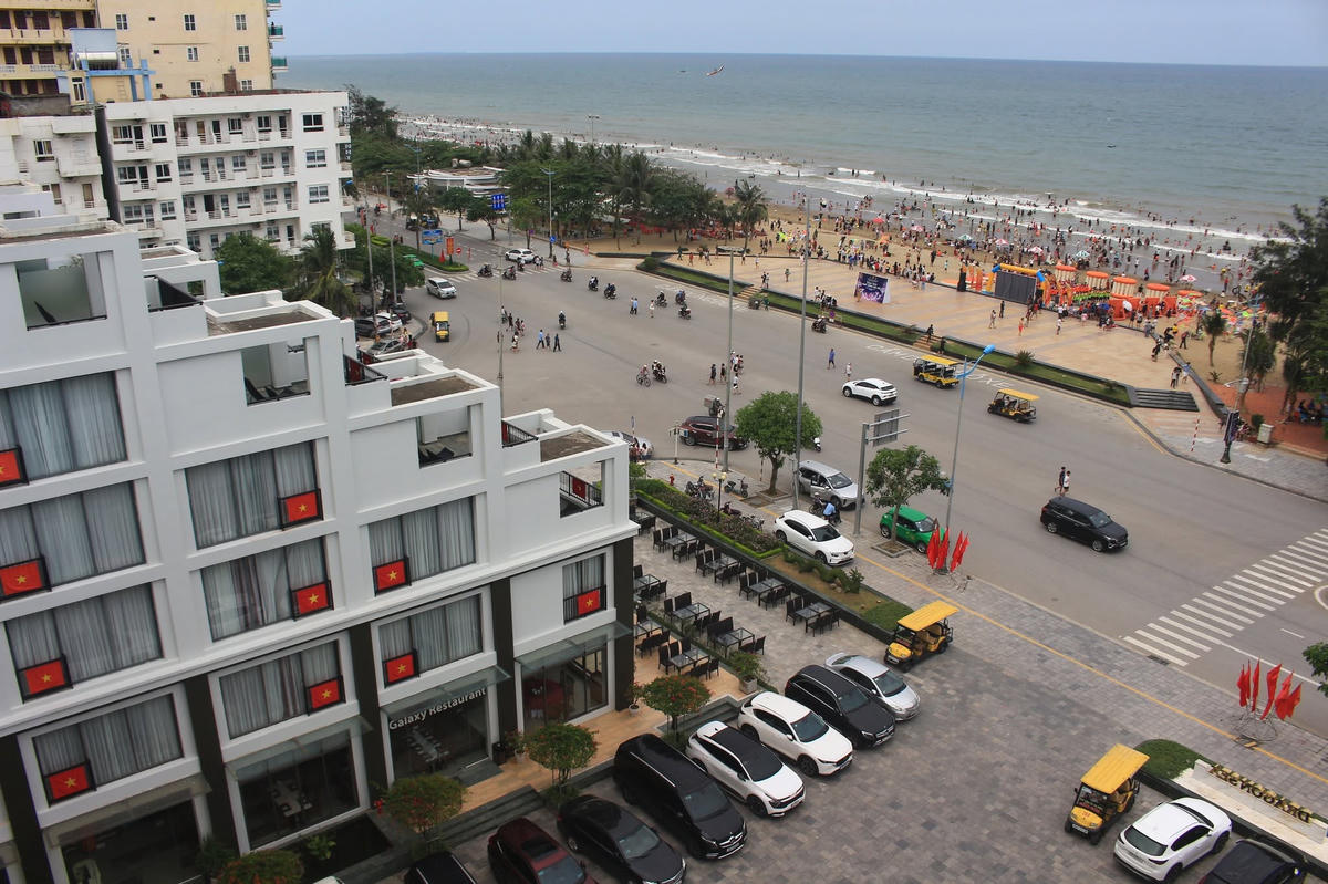 Tọa lạc ngay trung tâm bờ biển Sầm Sơn. Dragon Sea Hotel tạo ấn tượng cho Qúy khách bởi nét kiến trúc xây dựng độc đáo, hiện đại.