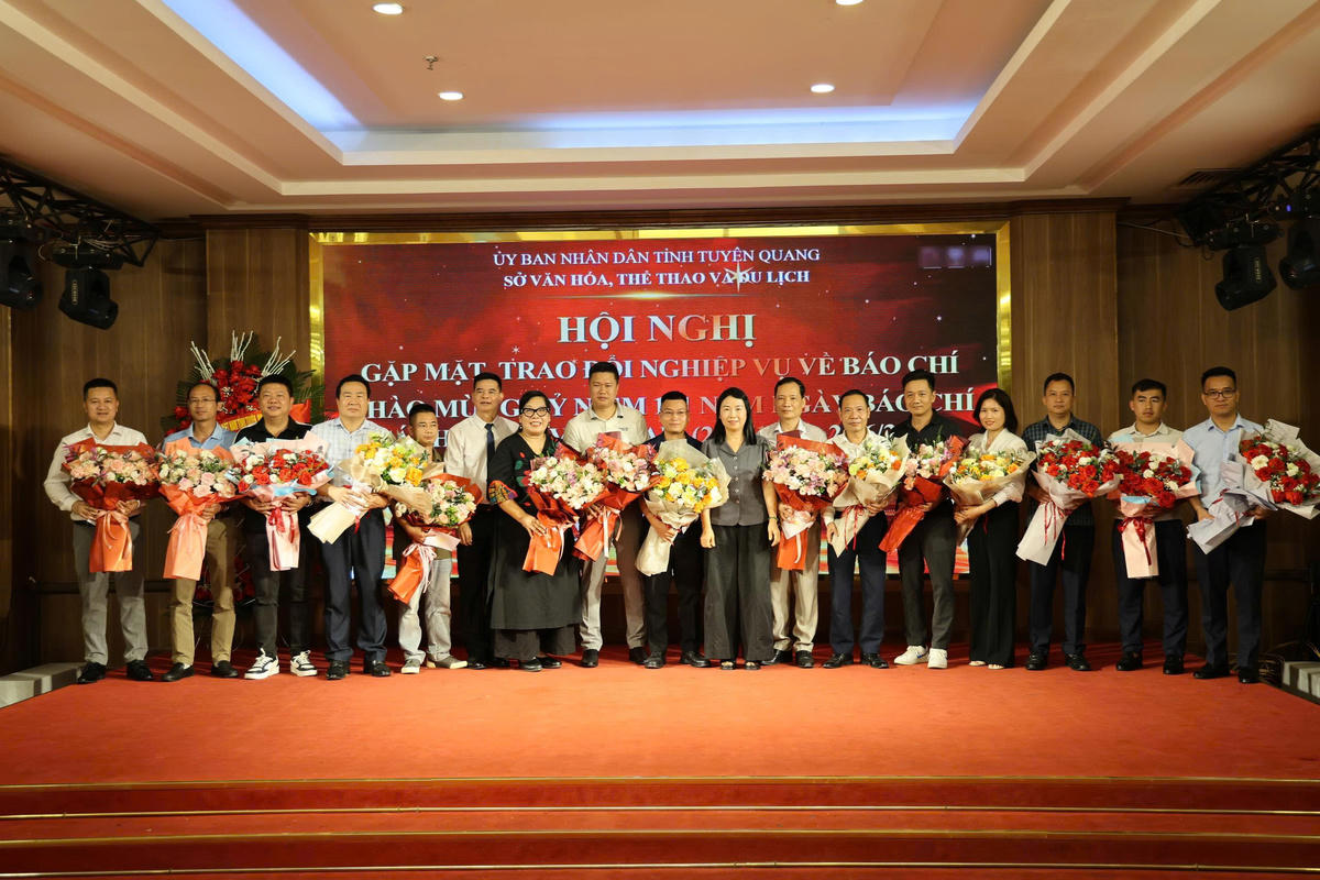 Các đại biểu tặng hoa chúc mừng các cơ quan báo chí đang hoạt động trên địa bàn tỉnh Tuyên Quang.