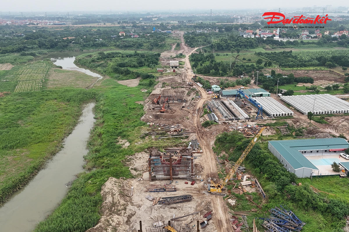 Toàn cảnh 3 trụ tháp cầu Thượng Cát vươn cao giữa sông Hồng
