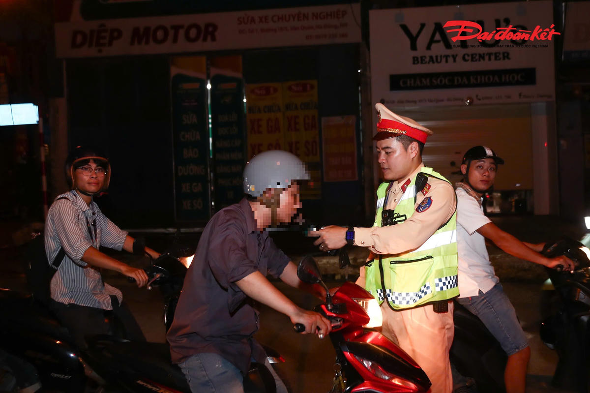 Thực hiện kế hoạch bảo đảm trật tự, an toàn giao thông trên địa bàn thành phố, Phòng Cảnh sát giao thông (CSGT) Công an TP Hà Nội đang tăng cường tuần tra, kiểm soát và xử lý nghiêm các hành vi vi phạm nồng độ cồn trên các tuyến đường trọng điểm.