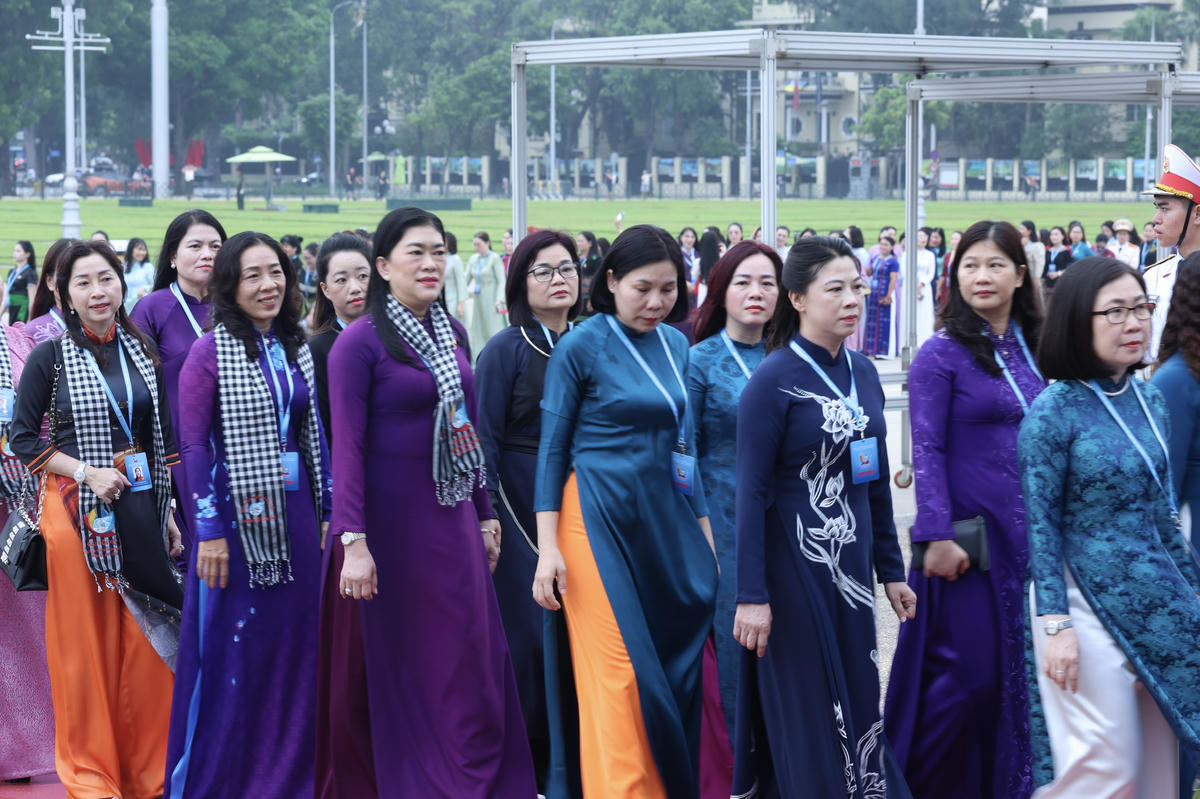 Đoàn Đại biểu dự Đại hội Phụ nữ toàn quốc lần thứ XIV vào Lăng viếng Chủ tịch Hồ Chí Minh