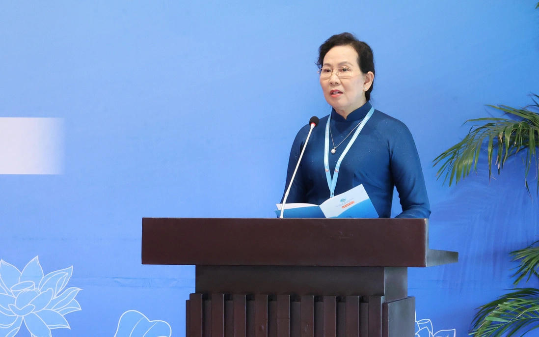 Bà Lê Thị Thủy - Ủy viên Trung ương Đảng, Phó Chủ tịch Ủy ban Trung ương MTTQ Việt Nam, Chủ tịch Hội LHPN Việt Nam, phát biểu đề dẫn thảo luận tại trung tâm thảo luận số 1. Ảnh: PV