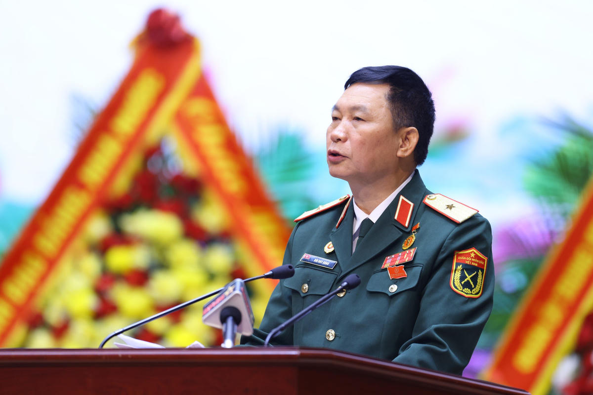 Thiếu tướng Bùi Duy Hùng - Phó Chủ tịch Hội Cựu chiến binh thành phố Hà Nội phát biểu tham luận tại Đại hội. Ảnh: Quang Vinh.