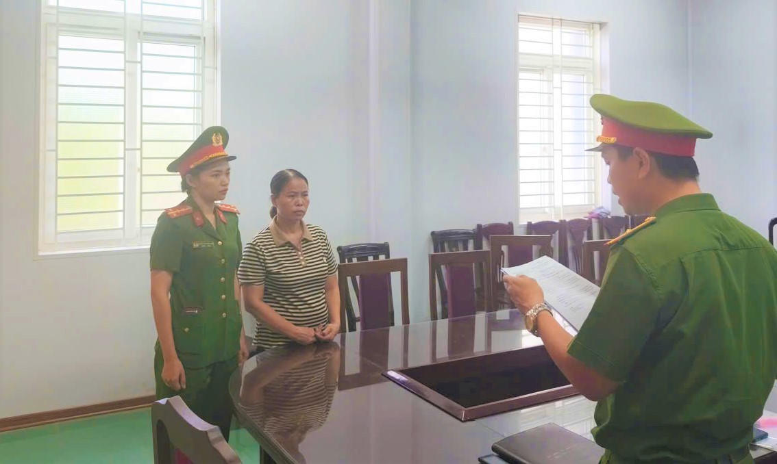 Lực lượng Công an TP Đà Nẵng đọc quyết định bắt tạm đối tượng Phạm Thị Hương. Ảnh: CA Đà Nẵng.
