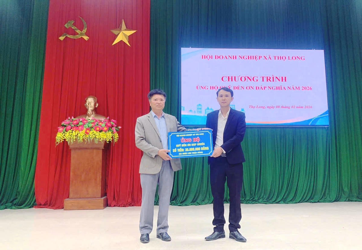 Ông Lê Doãn Liệu – Chủ tịch Hội Doanh nghiệp xã Thọ Long trao tiền ủng hộ cho Quỹ đền ơn đáp nghĩa của xã.