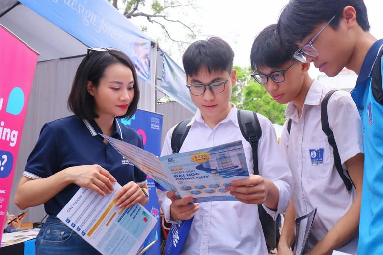Học sinh THPT tìm hiểu về các ngành học tại Trường Đại học Điện lực.