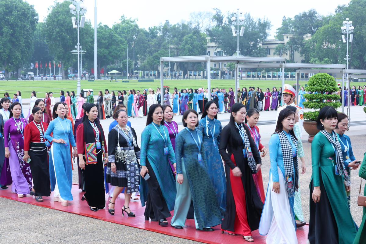 Đoàn Đại biểu dự Đại hội Phụ nữ toàn quốc lần thứ XIV vào Lăng viếng Chủ tịch Hồ Chí Minh