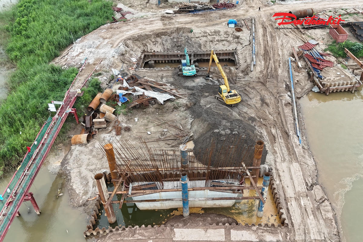 Tại khu vực xã Thiên Lộc, hệ thống trụ cầu cạn của dự án cũng đang dần hiện hữu với nhiều hạng mục đạt khối lượng thi công. Tranh thủ thời tiết thuận lợi, các nhà thầu đang huy động nhân lực, máy móc đẩy nhanh tiến độ thi công, phấn đấu hoàn thành các phần việc trọng điểm trước khi bước vào mùa mưa lũ, qua đó bảo đảm tiến độ chung của toàn dự án.