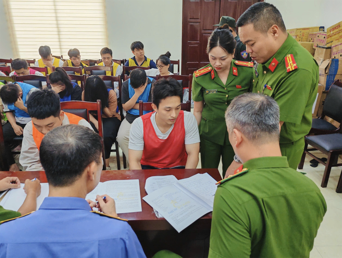 Lực lượng công an lấy lời khai của các đối tượng liên quan trong vụ án. Ảnh 