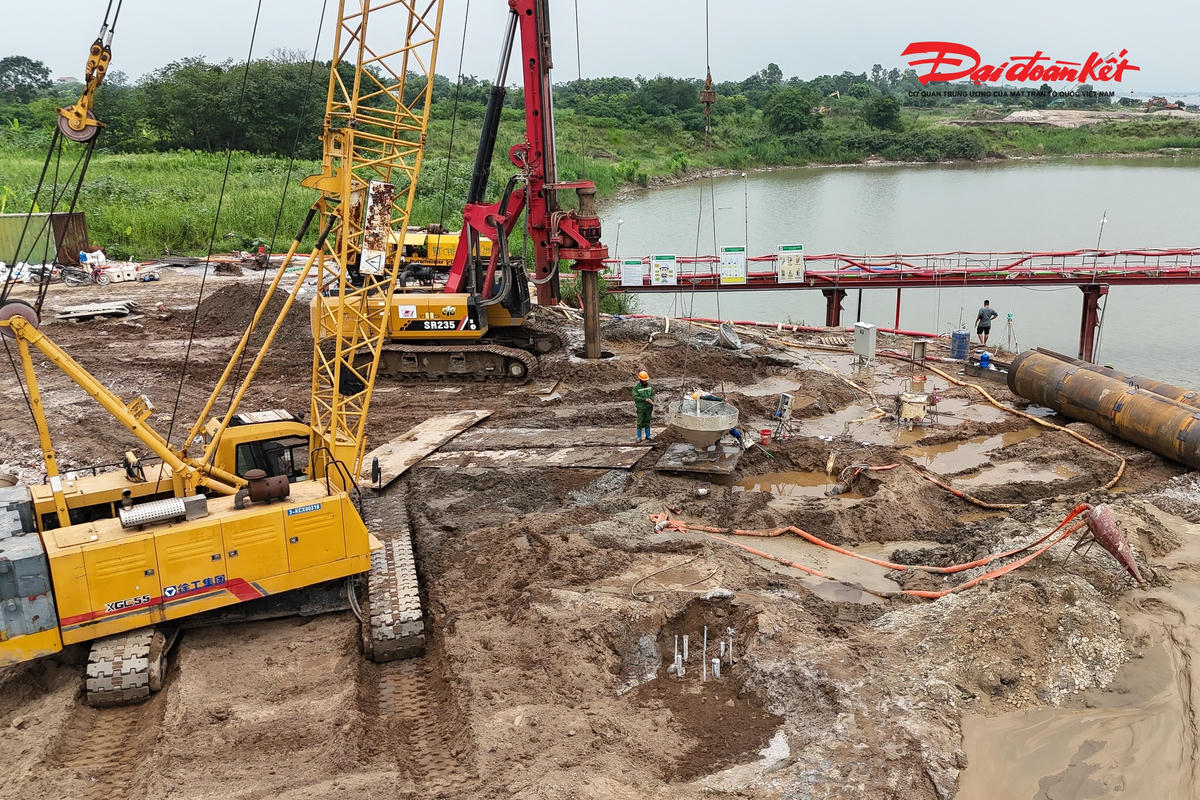 Toàn cảnh 3 trụ tháp cầu Thượng Cát vươn cao giữa sông Hồng