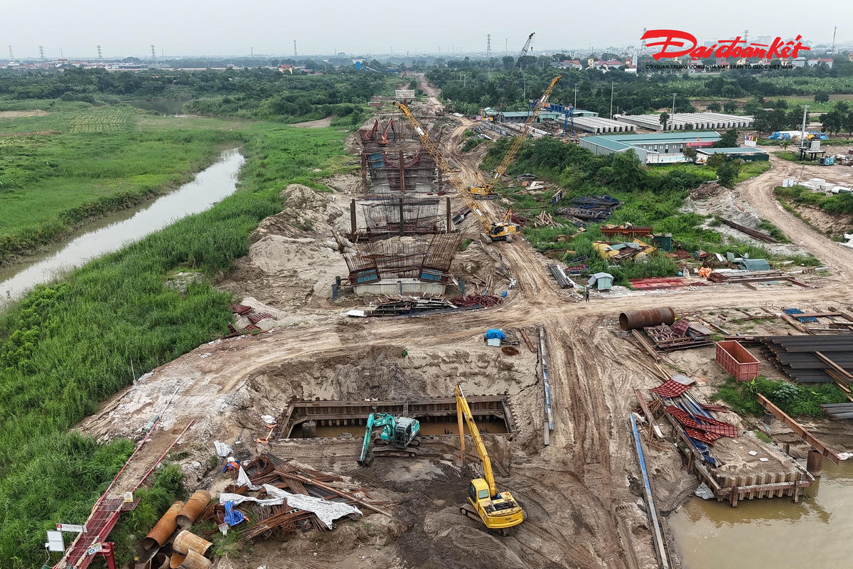 Toàn cảnh 3 trụ tháp cầu Thượng Cát vươn cao giữa sông Hồng