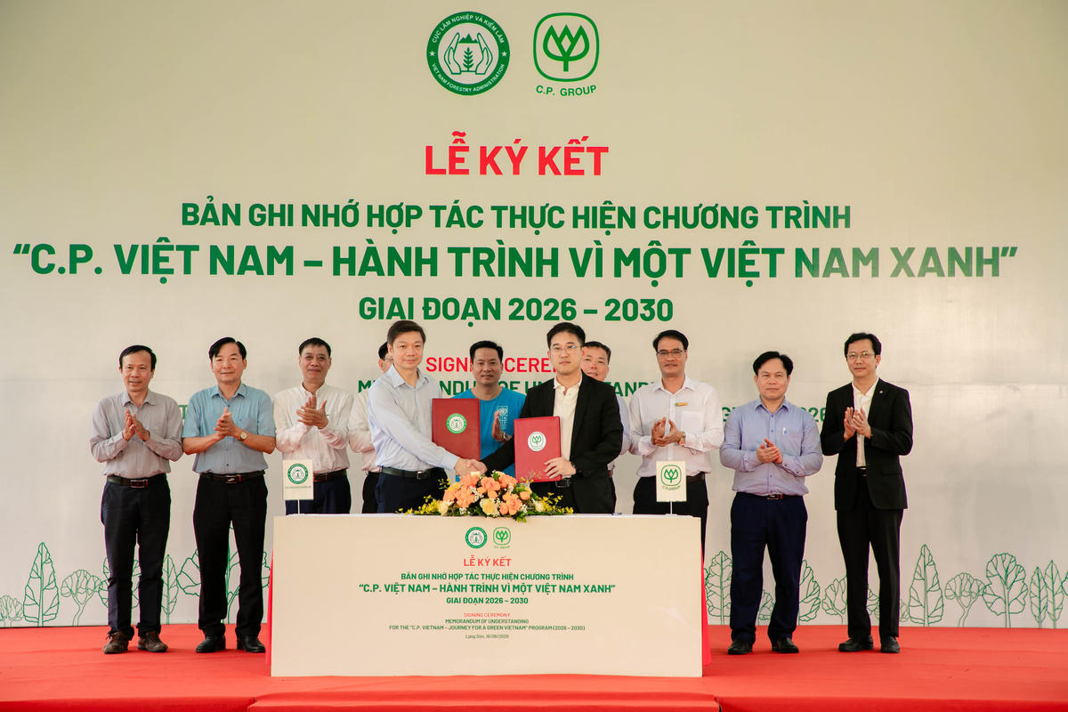 Đại diện Cục Lâm nghiệp và Kiểm lâm (Bộ Nông nghiệp & Môi trường) cùng đại diện C.P. Việt Nam trao Bản ghi nhớ hợp tác triển khai chương trình trồng mới 1,5 triệu cây xanh giai đoạn 2026 - 2030. Ảnh: C.P. Việt Nam