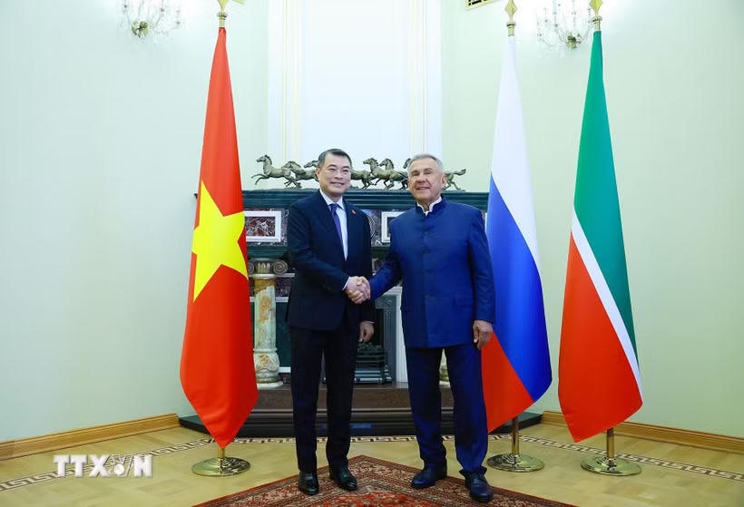 Thủ tướng Lê Minh Hưng gặp Người đứng đầu Cộng hòa Tatarstan Rustam Minnikhanov. (Ảnh: Dương Giang/TTXVN)