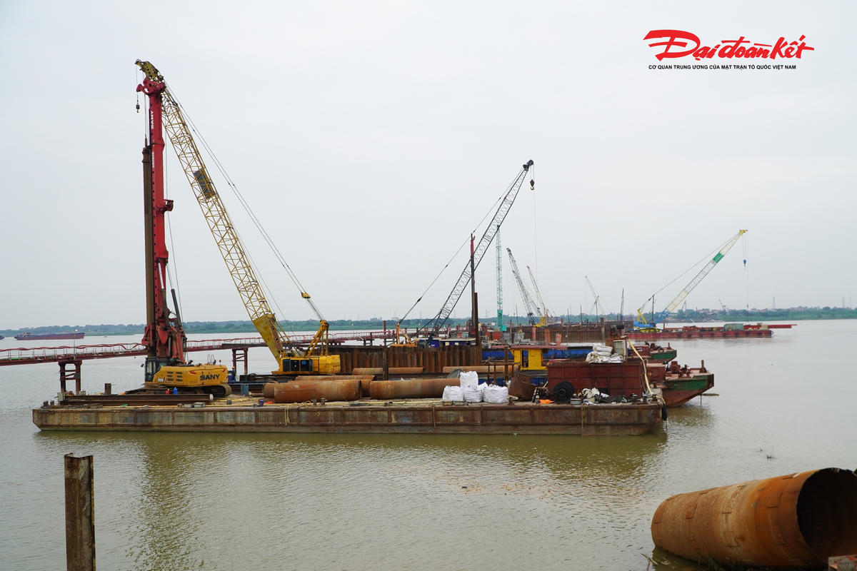 Toàn cảnh 3 trụ tháp cầu Thượng Cát vươn cao giữa sông Hồng
