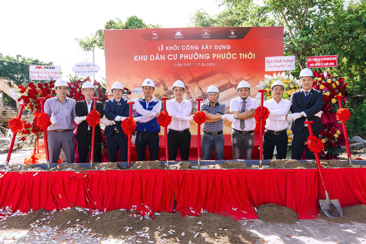 Đại diện lãnh đạo các đơn vị thực hiện nghi thức lễ khởi công. Ảnh HT