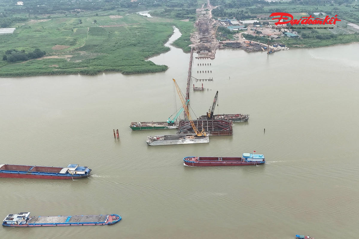 Toàn cảnh 3 trụ tháp cầu Thượng Cát vươn cao giữa sông Hồng