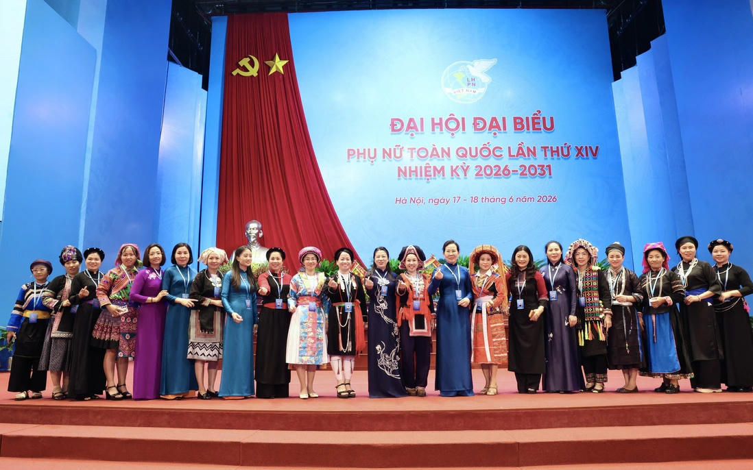 Ủy viên Trung ương Đảng, Phó Chủ tịch Ủy ban Trung ương MTTQ Việt Nam, Chủ tịch Hội Liên hiệp Phụ nữ Việt Nam Lê Thị Thủy cùng các đại biểu phụ nữ các dân tộc thiểu số dự Đại hội. Ảnh: PV