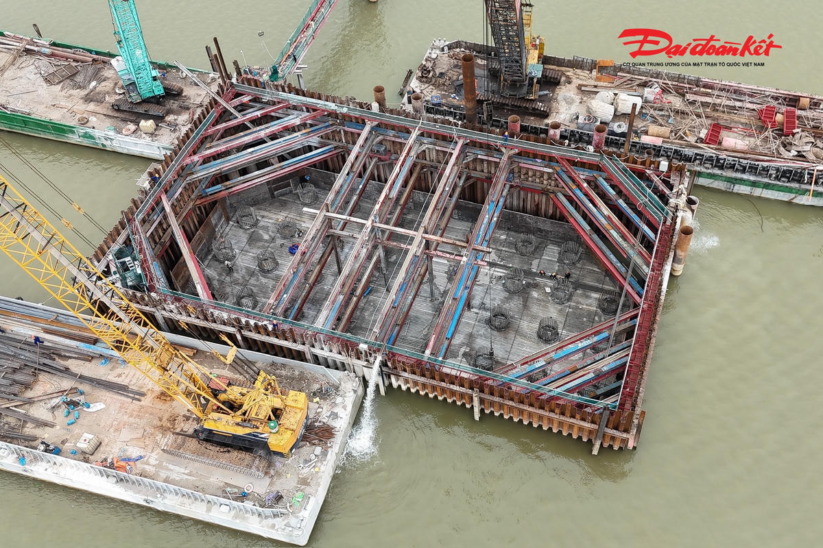 Đến nay, 3 trụ tháp chính của cầu Thượng Cát đã dần hiện rõ giữa lòng sông Hồng sau nhiều tháng thi công liên tục. Đây là hạng mục có vai trò đặc biệt quan trọng, đồng thời cũng là phần việc phức tạp nhất của toàn bộ dự án, đòi hỏi yêu cầu kỹ thuật cao và sự phối hợp chặt chẽ giữa các đơn vị thi công nhằm bảo đảm chất lượng, an toàn và tiến độ công trình.