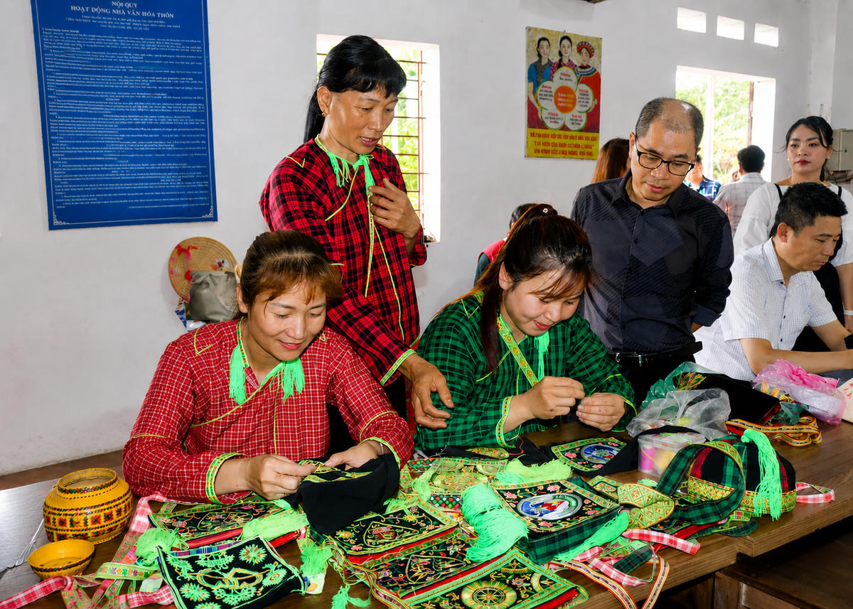 Đồng bào dân tộc Nùng giới thiệu sản phẩm thêu, may truyền thống cho du khách tại phường Kỳ Lừa.