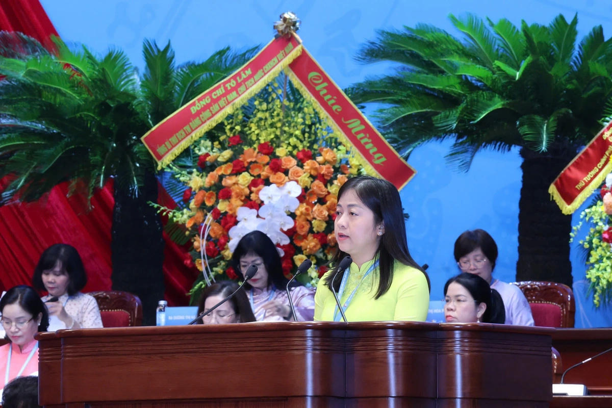 Bà Nguyễn Phương Mai, Tỉnh ủy viên, Phó Chủ tịch Ủy ban MTTQ Việt Nam tỉnh, Chủ tịch Hội LHPN tỉnh Bắc Ninh tham luận tại Đại hội. Ảnh: PV