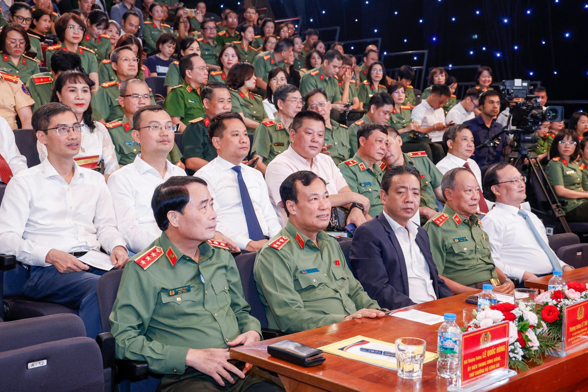 Các đại biểu tham dự chương trình. Ảnh: Quang Vinh.