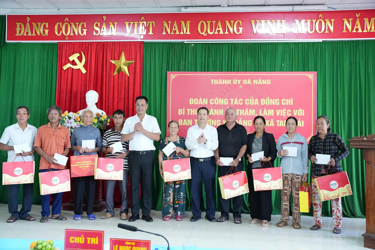 Bí thư Thành ủy Đà Nẵng Lê Ngọc Quang (bên trái) cùng Chủ tịch UBND thành Phố Nguyễn Mạnh Hùng tặng quà cho người dân xã đảo Tam Hải. Ảnh: Nguyễn Tín.