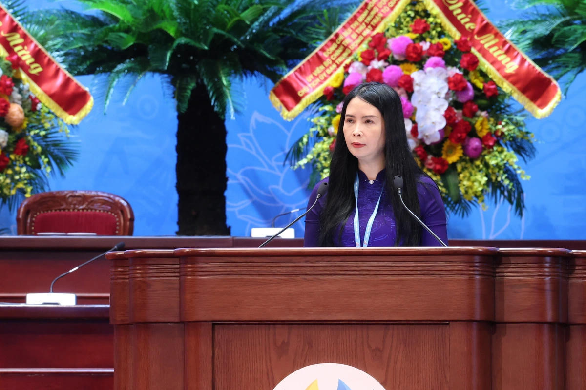 Bà Trần Lan Phương, Phó Chủ tịch Thường trực Hội LHPN Việt Nam, trình bày Báo cáo kiểm điểm của Ban Chấp hành Trung ương Hội LHPN Việt Nam khóa XIII. Ảnh: PV