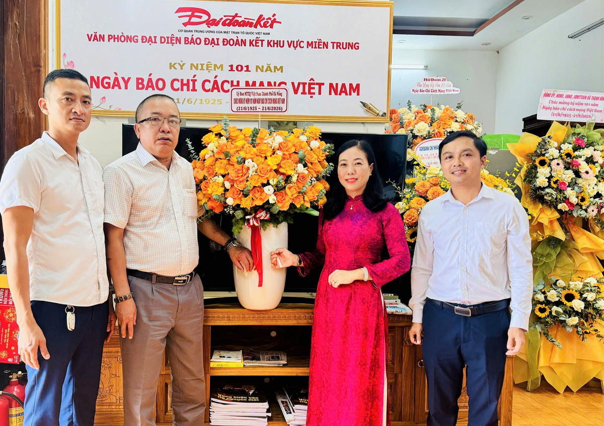 Phó Chủ tịch Ủy ban MTTQ Việt Nam TP Đà Nẵng Nguyễn Thị Thanh Phương tặng hoa chúc mừng Văn phòng đại điện báo Đại đoàn kết tại khu vực miền Trung. Ảnh: CĐ.