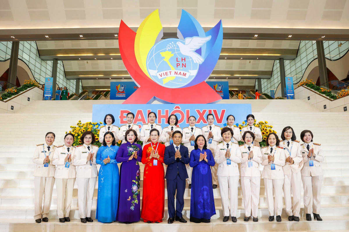 Bà Bùi Thị Minh Hoài, Ủy viên Bộ Chính trị, Bí thư Trung ương Đảng, Chủ tịch Ủy ban Trung ương MTTQ Việt Nam; bà Lê Thị Thủy, Ủy viên Trung ương Đảng, Phó Chủ tịch Ủy ban Trung ương MTTQ Việt Nam, Chủ tịch Hội Liên hiệp Phụ nữ Việt Nam chụp ảnh cùng các đại biểu. Ảnh: Quang Vinh