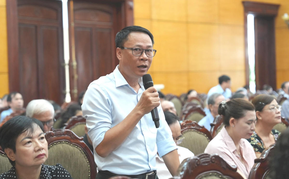 Cử tri nêu ý kiến, kiến nghị tại buổi tiếp xúc.