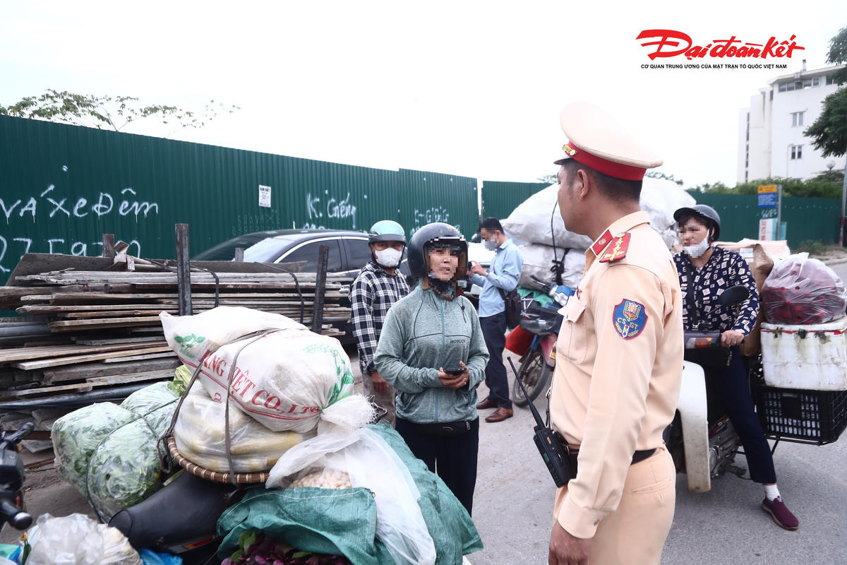 Đội CSGT đường bộ số 6 cho biết, thời gian tới đơn vị sẽ tiếp tục phối hợp với công an địa phương tăng cường tuần tra, kiểm soát, kiên quyết xử lý xe tự chế, xe cũ nát và các hành vi chở hàng cồng kềnh nhằm bảo đảm trật tự, an toàn giao thông trên tuyến Đại lộ Thăng Long và các khu vực lân cận.