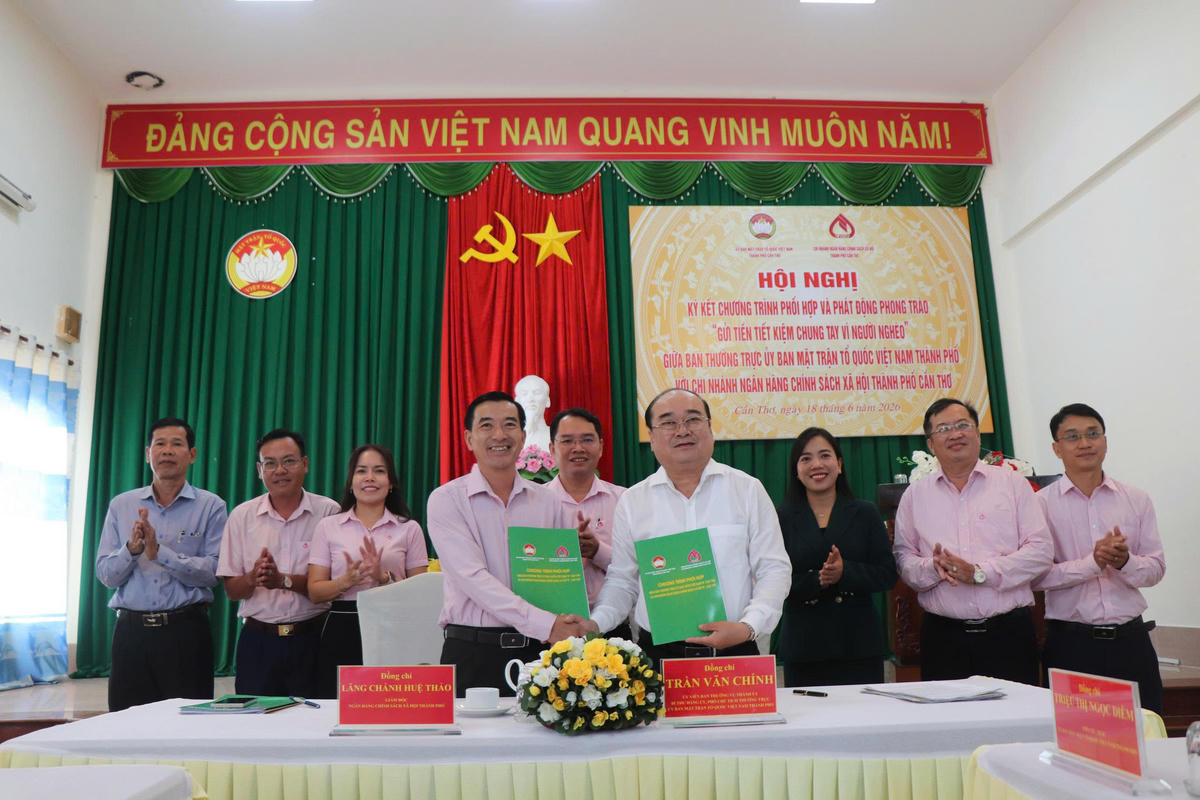 Ông Trần Văn Chính – Phó Chủ tịch thường trực Ủy ban MTTQ Việt Nam TP Cần Thơ và ông Lăng Chánh Huệ Thảo, Giám đốc Chi nhánh NHCSXH thành phố ký kết Chương trình phối hợp.