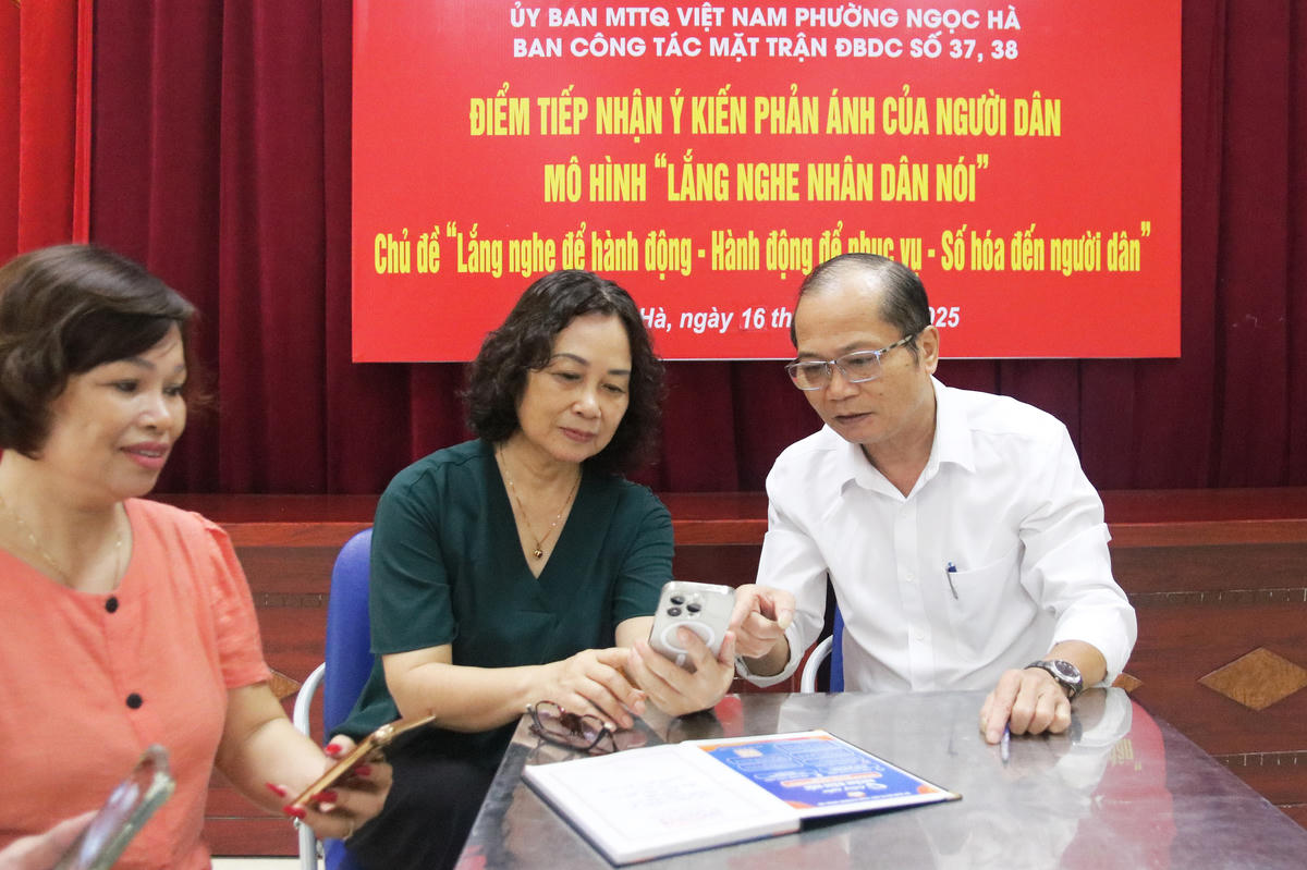 Ban Công tác Mặt trận địa bàn dân cư số 37, 38 phường Ngọc Hà (TP Hà Nội) triển khai mô hình "Lắng nghe nhân dân nói", tiếp nhận ý kiến phản ánh của người dân. Ảnh: Tiến Đạt.