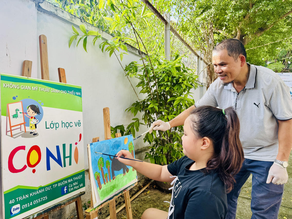 Họa sĩ Trương Văn Linh đang hướng dẫn tài năng nhí.