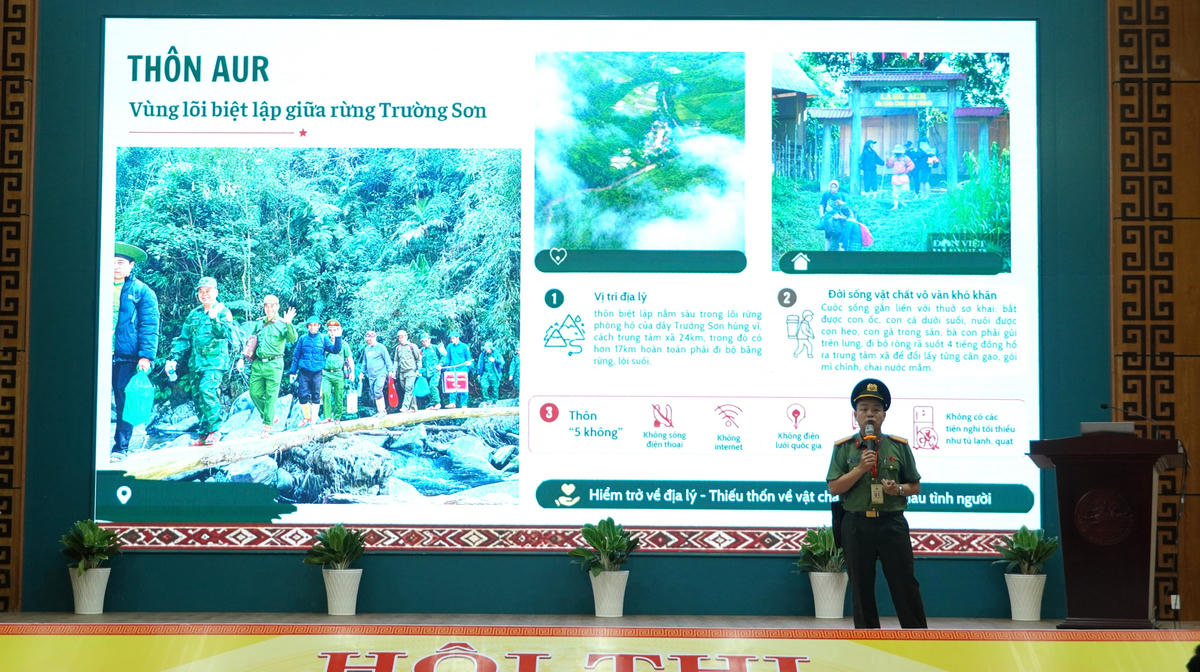Các thí sinh đang trình diễn tại hội thi. Ảnh: NT.