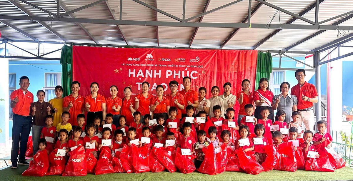 Các em nhỏ nhận quà và học bổng từ chương trình