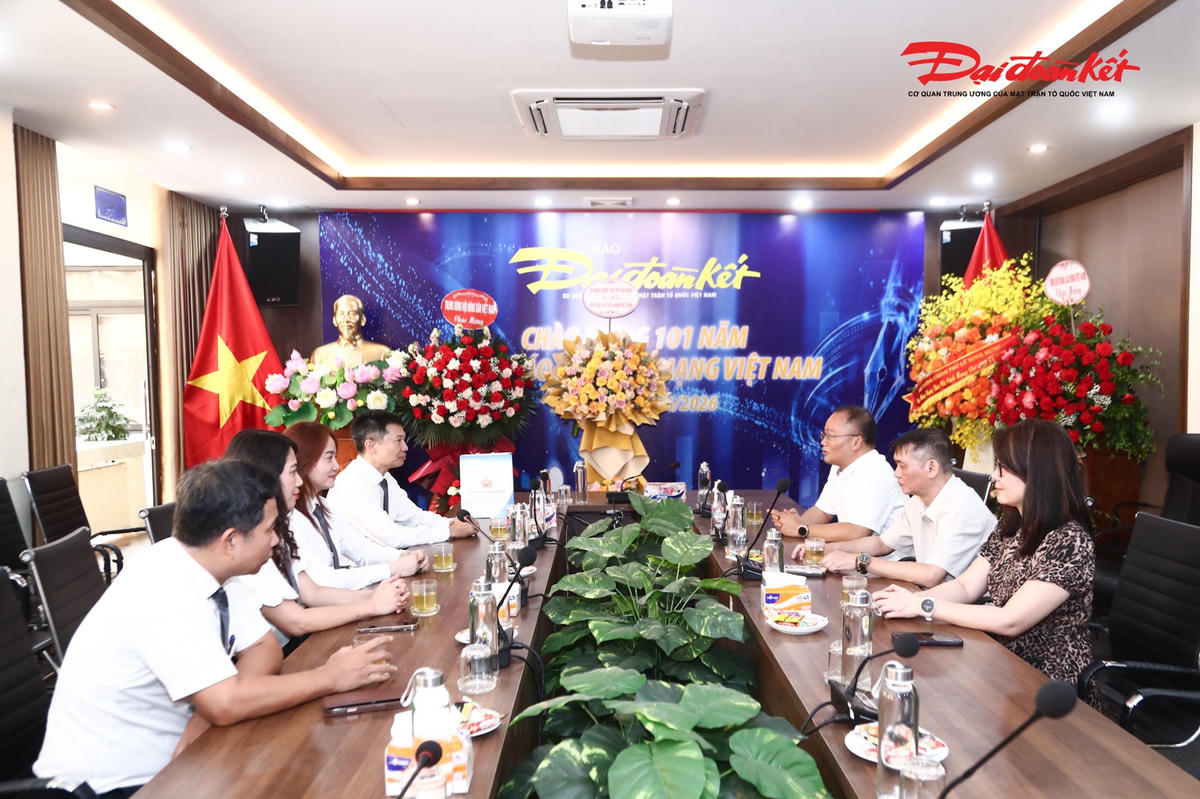 Những lẵng hoa, lời chúc và sự tin yêu dành cho Báo Đại đoàn kết nhân ngày 21/6