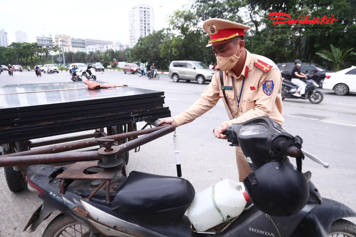 Theo ghi nhận của PV Báo Đại đoàn kết, nhiều xe gắn máy tự chế, xe kéo và xe ba gác chở hàng hóa cồng kềnh bị phát hiện lưu thông trên tuyến. Không ít phương tiện đã xuống cấp nghiêm trọng, phần thân vỏ hoen gỉ, biển số cong vênh, nhiều chi tiết được hàn nối, cải tạo trái phép.