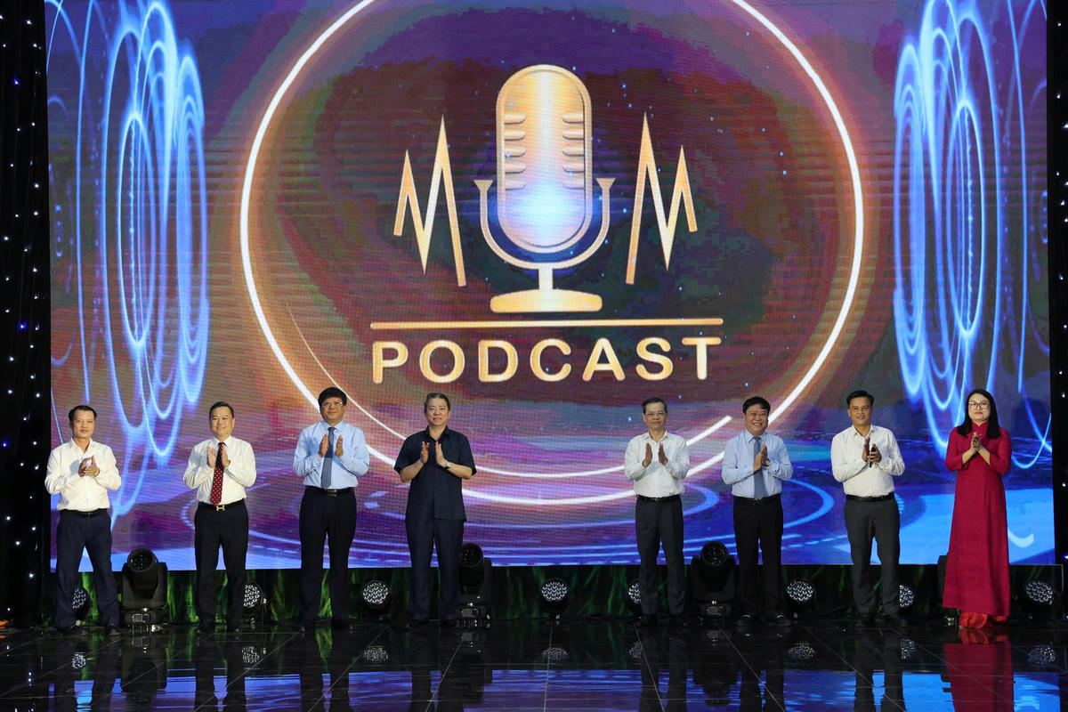 Lãnh đạo tỉnh Tuyên Quang thực hiện nghi thức ra mắt kênh Podcast trên Báo Tuyên Quang Online.