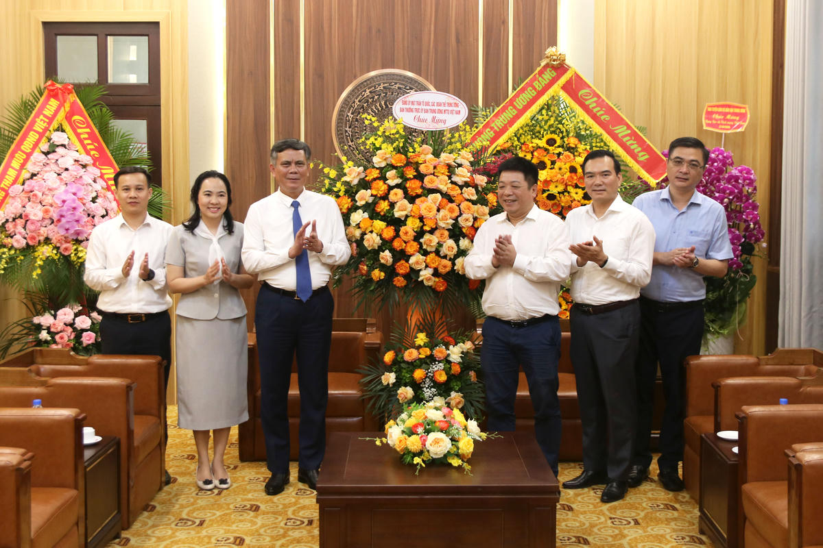 Phó Chủ tịch Trần Thắng tặng hoa chúc mừng Báo Nhân dân.