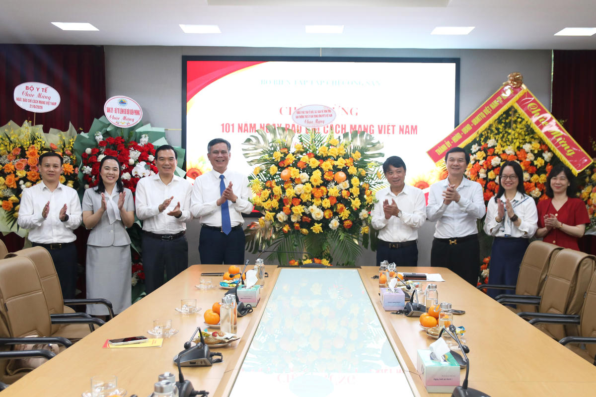 Phó Chủ tịch Trần Thắng tặng hoa chúc mừng Tạp chí Cộng sản.