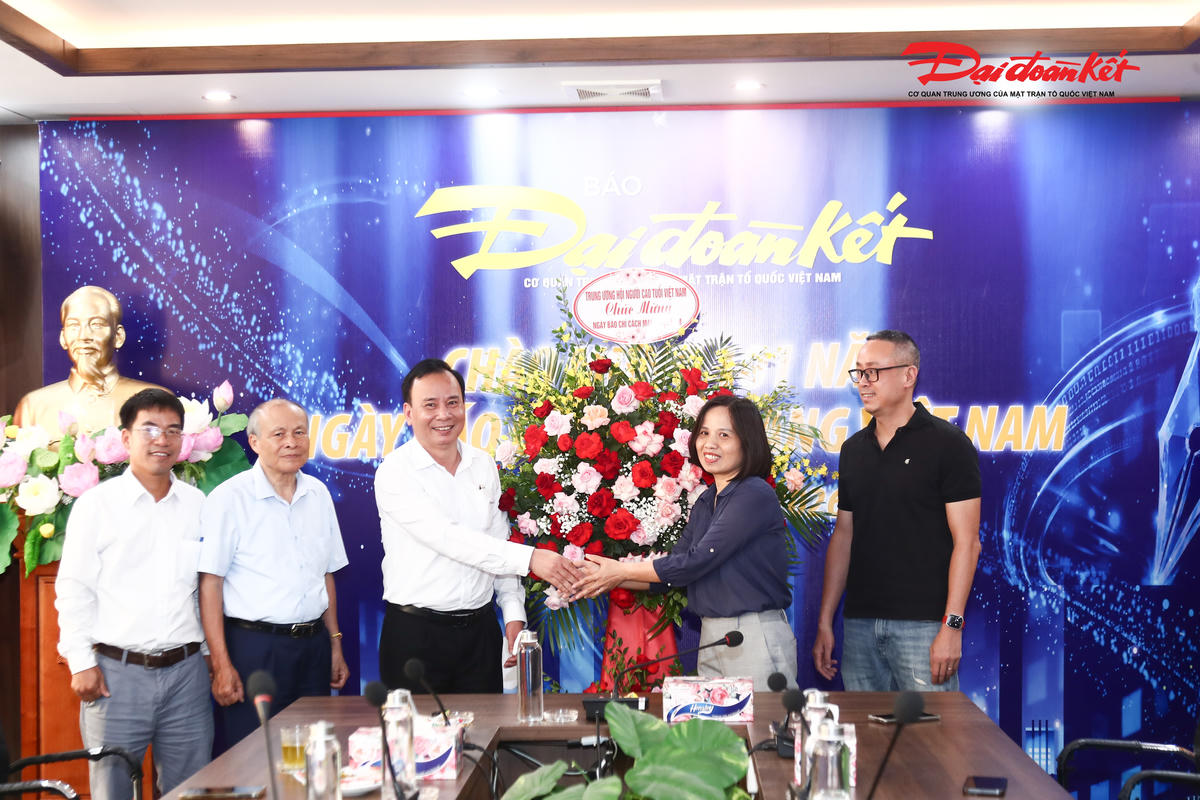 Lãnh đạo Trung ương Hội Người cao tuổi Việt Nam tặng hoa chúc mừng Báo Đại đoàn kết nhân dịp kỷ niệm 101 năm Ngày Báo chí Cách mạng Việt Nam.