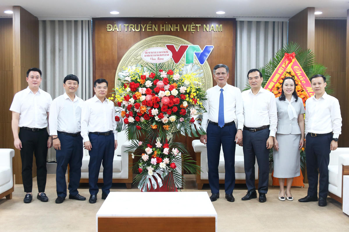 Phó Chủ tịch Trần Thắng tặng hoa chúc mừng Đài Truyền hình Việt Nam. Ảnh: Tiến Đạt.