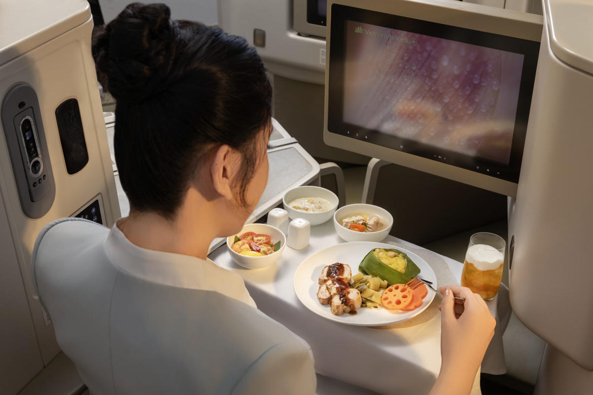 Vietnam Airlines đưa cảm hứng từ mùa sen Việt Nam vào thực đơn phục vụ trên các chuyến bay mùa hè năm nay.
