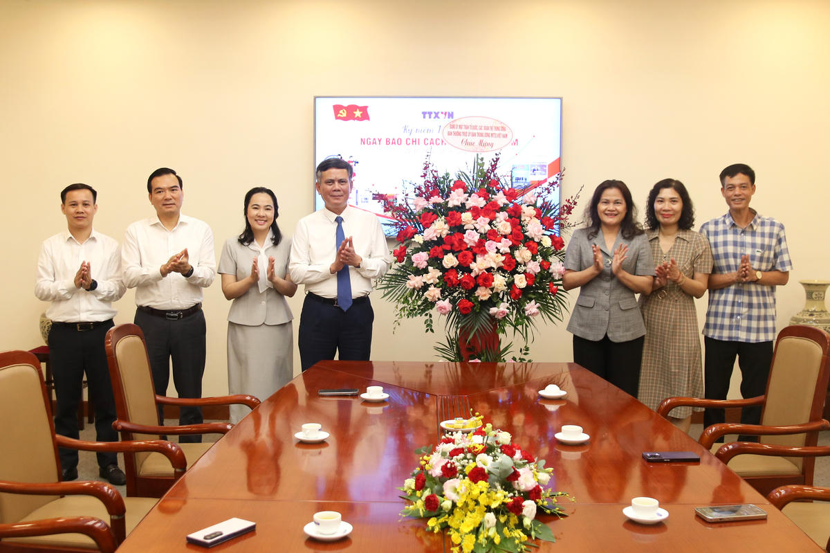 Phó Chủ tịch Trần Thắng tặng hoa chúc mừng Thông tấn xã Việt Nam.