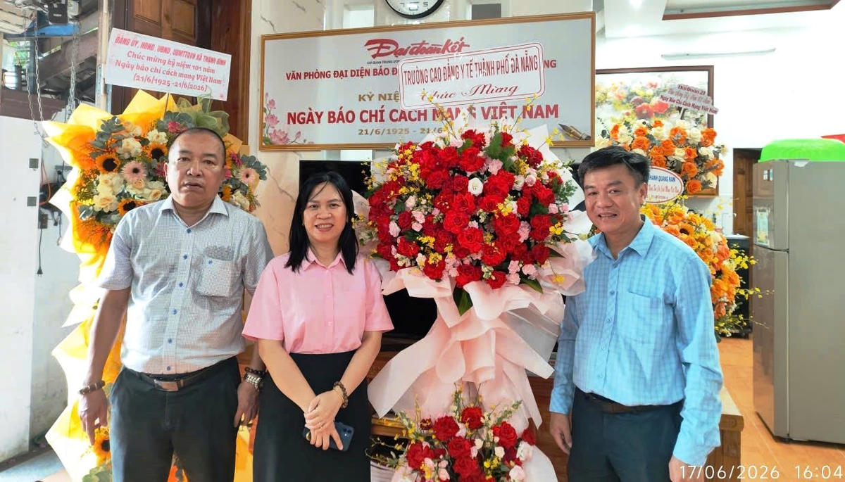 Lãnh đạo Trường Cao đẳng Y tế Đà Nẵng tặng hoa chúc mừng Văn phòng đại diện báo Đại đoàn kết khu vực miền Trung nhân ngày 21/6. Ảnh: NT.