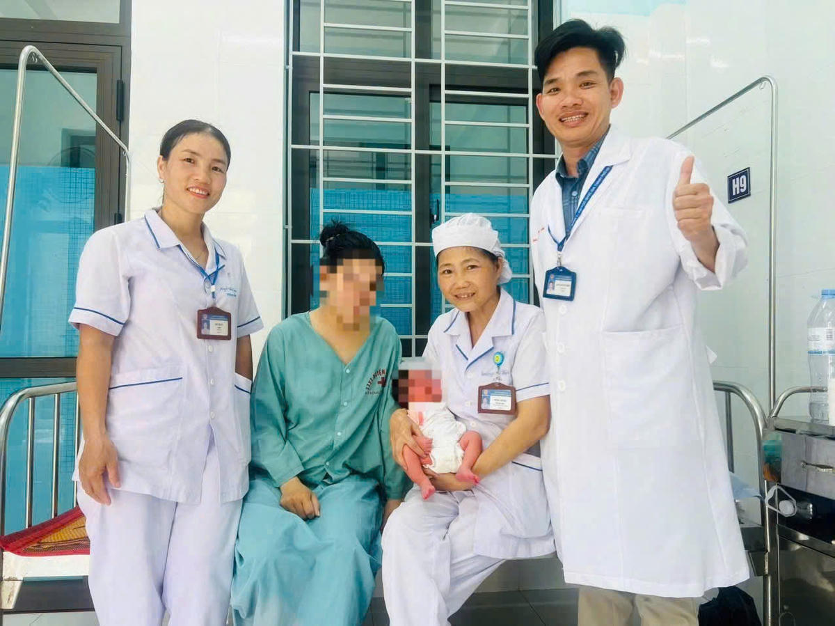 Quảng Trị: Cấp cứu sản phụ sinh con trên xe khách bị băng huyết