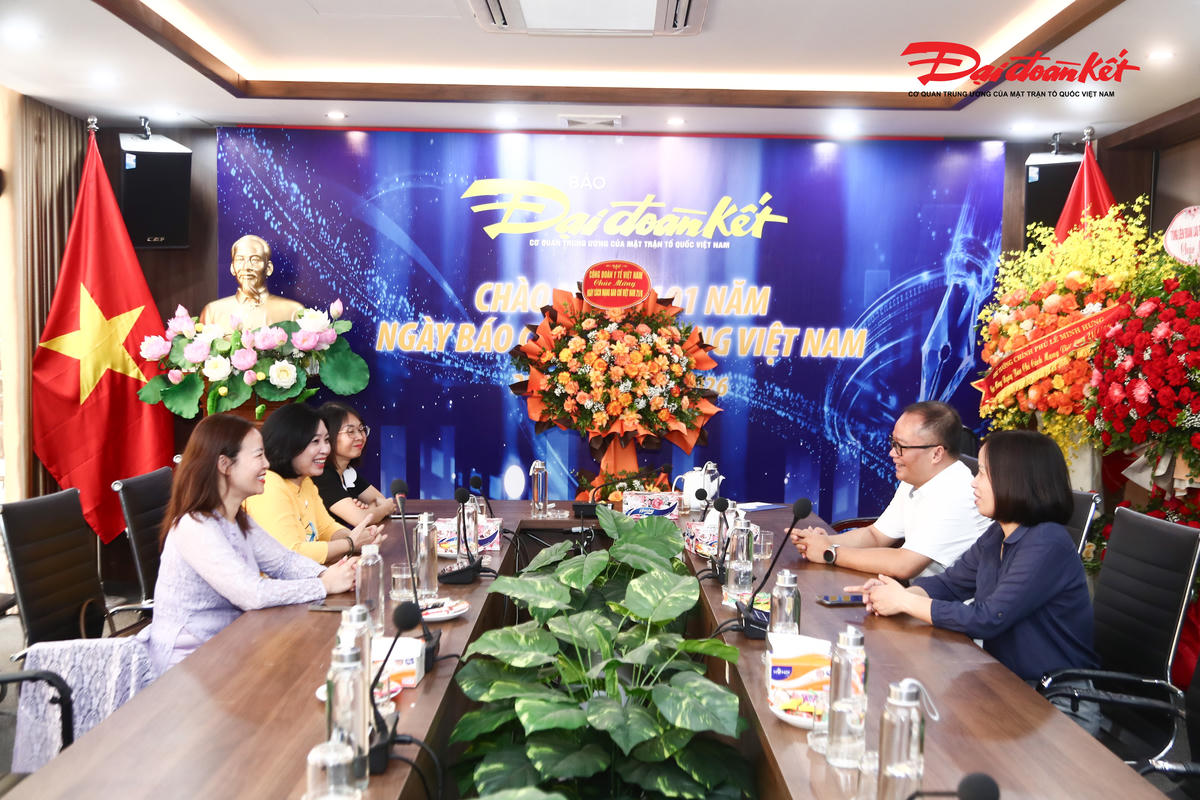 Những lẵng hoa, lời chúc và sự tin yêu dành cho Báo Đại đoàn kết nhân ngày 21/6
