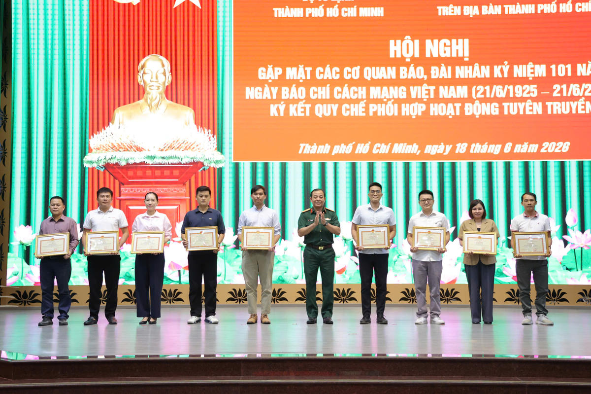 Nhà báo Thành Luân, phóng viên Báo Đại đoàn kết vinh dự nhận Giấy khen của Bộ Tư lệnh TP Hồ Chí Minh trao tặng. Ảnh: H.Phúc.