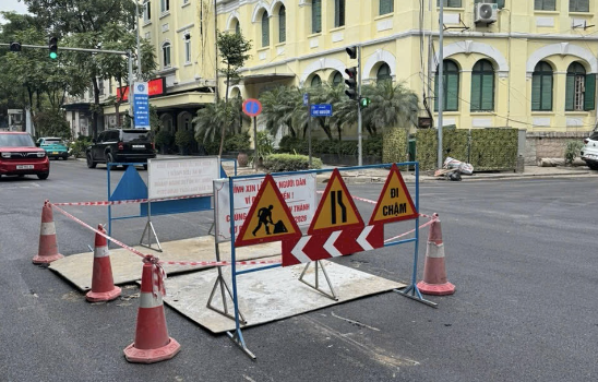 Thông tin tới báo chí, sáng ngày 18/6, ông Nguyễn Đức Hưng, Giám đốc Trung tâm Quản lý hạ tầng kỹ thuật TP Hà Nội cho biết, duy nhất còn 1 điểm nằm trên ngã tư Quang Trung -Thợ Nhuộm đã được sửa vào đêm qua.